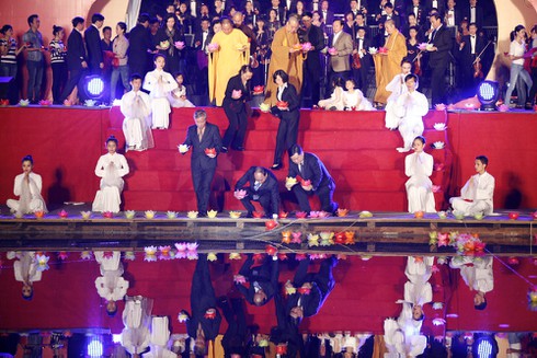 Chùm ảnh 3000 hoa đăng tưởng nhớ nạn nhân TNGT - ảnh 11