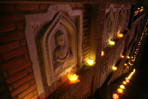 Chùm ảnh 3000 hoa đăng tưởng nhớ nạn nhân TNGT - ảnh 2