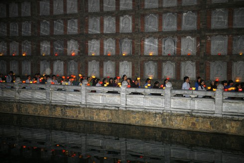 Chùm ảnh 3000 hoa đăng tưởng nhớ nạn nhân TNGT - ảnh 3