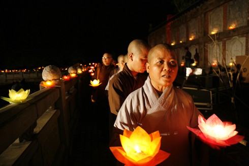 Chùm ảnh 3000 hoa đăng tưởng nhớ nạn nhân TNGT - ảnh 4