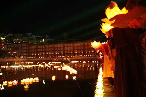 Chùm ảnh 3000 hoa đăng tưởng nhớ nạn nhân TNGT - ảnh 5