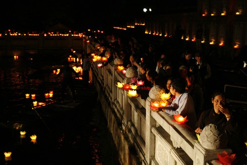 Chùm ảnh 3000 hoa đăng tưởng nhớ nạn nhân TNGT - ảnh 7