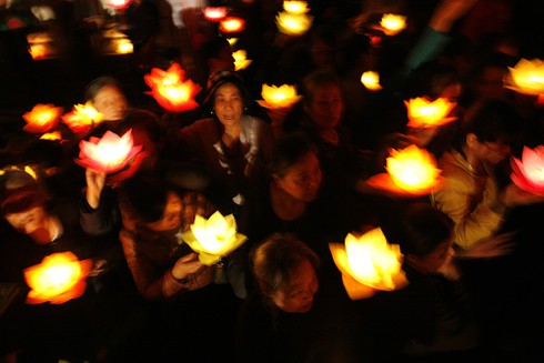 Chùm ảnh 3000 hoa đăng tưởng nhớ nạn nhân TNGT - ảnh 8