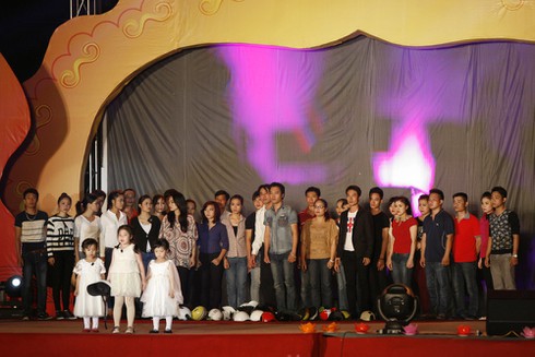 Chùm ảnh 3000 hoa đăng tưởng nhớ nạn nhân TNGT - ảnh 9