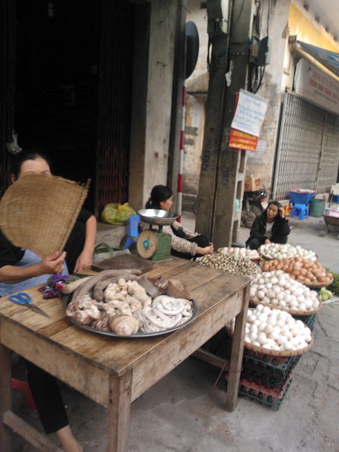 Thức ăn chín bày sẵn vỉa hè, tẩm đầy bụi đường - ảnh 1