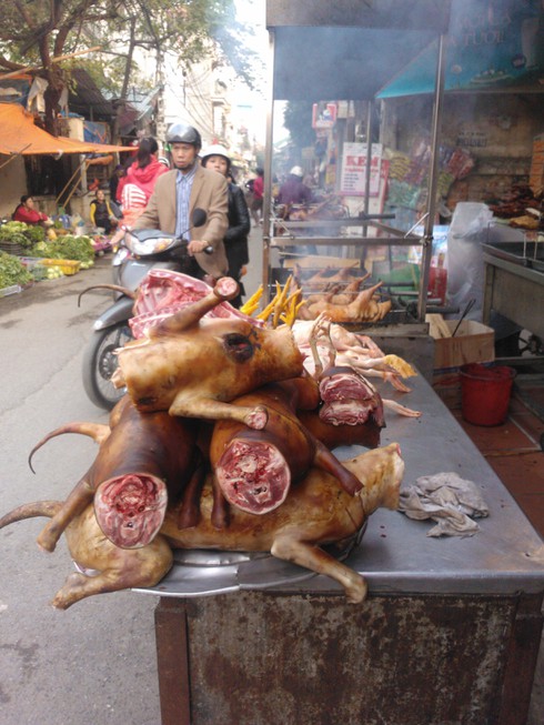 Thức ăn chín bày sẵn vỉa hè, tẩm đầy bụi đường - ảnh 2