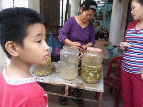 Thức ăn chín bày sẵn vỉa hè, tẩm đầy bụi đường - ảnh 3
