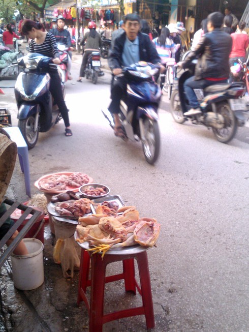 Thức ăn chín bày sẵn vỉa hè, tẩm đầy bụi đường - ảnh 4