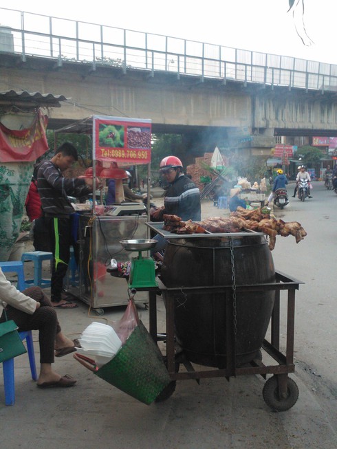 Thức ăn chín bày sẵn vỉa hè, tẩm đầy bụi đường - ảnh 5