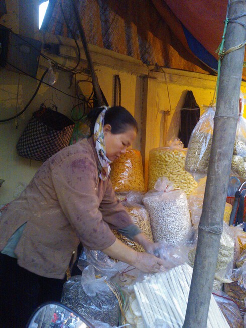 Thức ăn chín bày sẵn vỉa hè, tẩm đầy bụi đường - ảnh 6