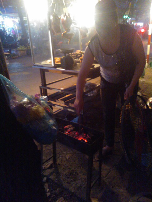 Thức ăn chín bày sẵn vỉa hè, tẩm đầy bụi đường - ảnh 7