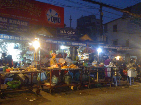 Thức ăn chín bày sẵn vỉa hè, tẩm đầy bụi đường - ảnh 8