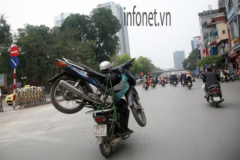 Rợn người cảnh làm xiếc trên phố - ảnh 11