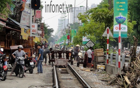 Rợn người cảnh làm xiếc trên phố - ảnh 2