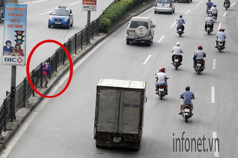 Rợn người cảnh làm xiếc trên phố - ảnh 4