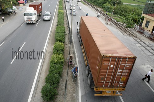 Rợn người cảnh làm xiếc trên phố - ảnh 8