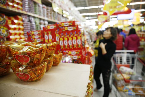 Người dân Thủ đô chen chân mua đồ sắm Tết - ảnh 1