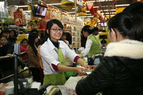 Người dân Thủ đô chen chân mua đồ sắm Tết - ảnh 12