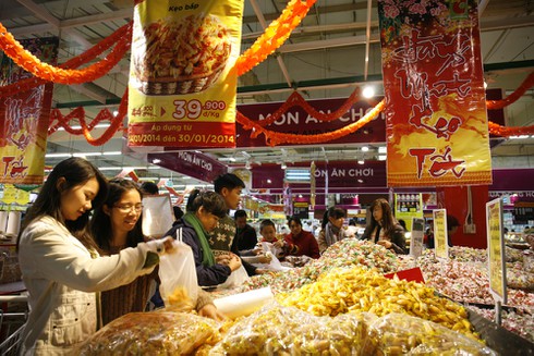 Người dân Thủ đô chen chân mua đồ sắm Tết - ảnh 2