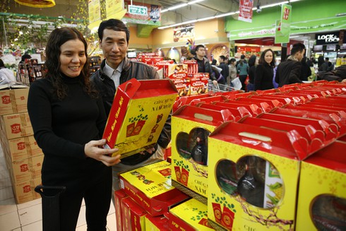 Người dân Thủ đô chen chân mua đồ sắm Tết - ảnh 3