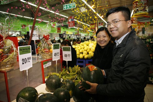 Người dân Thủ đô chen chân mua đồ sắm Tết - ảnh 4