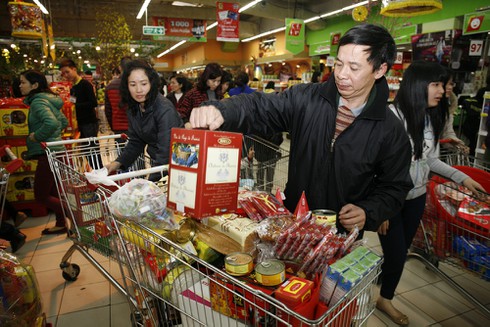 Người dân Thủ đô chen chân mua đồ sắm Tết - ảnh 5