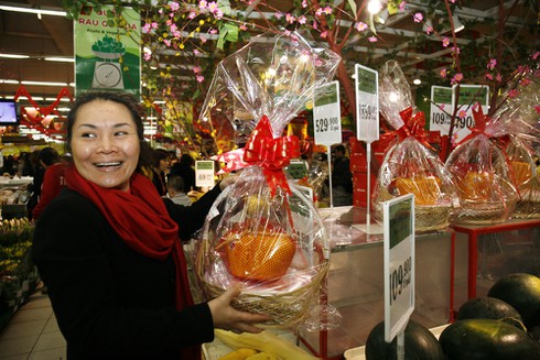 Người dân Thủ đô chen chân mua đồ sắm Tết - ảnh 6