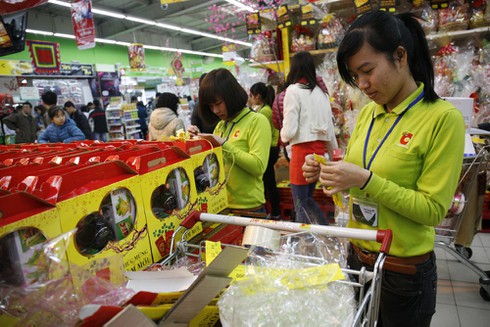 Người dân Thủ đô chen chân mua đồ sắm Tết - ảnh 7