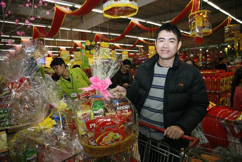 Người dân Thủ đô chen chân mua đồ sắm Tết - ảnh 8