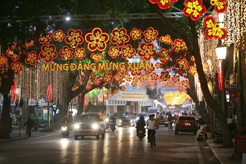 Hồ Gươm lung linh đón thời khắc giao thừa - ảnh 11