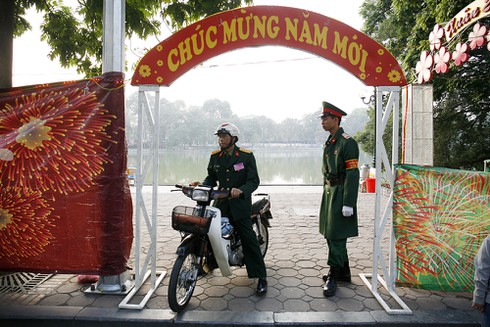 Hồ Gươm lung linh đón thời khắc giao thừa - ảnh 4