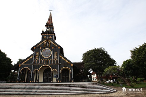 Nhà thờ gỗ Kon Tum - Bạn nên ghi ngay vào danh bạ du lịch Tây Nguyên! - ảnh 1