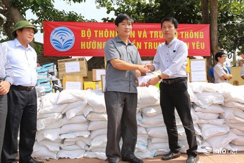 Bộ TT&TT đã trao tặng hơn 6 tỷ đồng cứu trợ miền Trung - ảnh 4