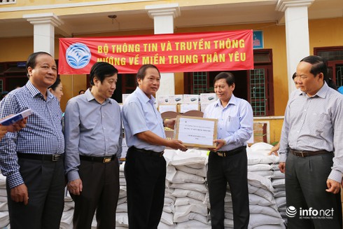 Bộ TT&TT đã trao tặng hơn 6 tỷ đồng cứu trợ miền Trung - ảnh 1