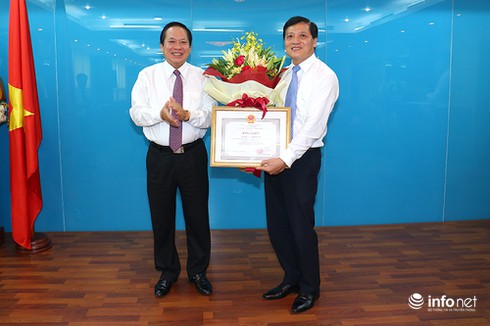 Bộ trưởng Bộ TT&TT tặng bằng khen cho Đại sứ Trương Mạnh Sơn - ảnh 2