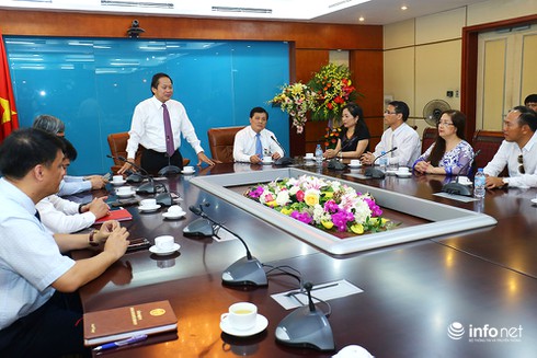 Bộ trưởng Bộ TT&TT tặng bằng khen cho Đại sứ Trương Mạnh Sơn - ảnh 1