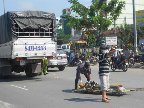 Đi bộ qua đường bị ô tô tải đâm tử vong - ảnh 1