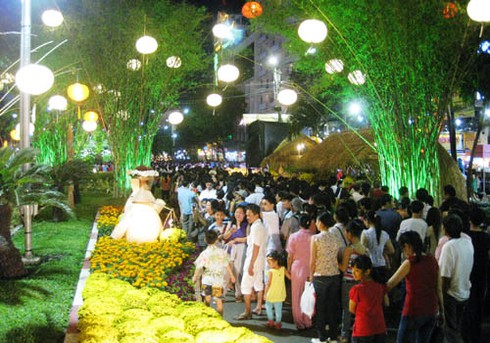 Cả 3 miền hân hoan đón thời khắc giao thừa - ảnh 10