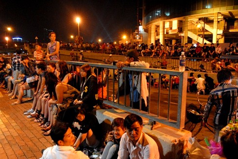 Cả 3 miền hân hoan đón thời khắc giao thừa - ảnh 11