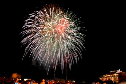 Cả 3 miền hân hoan đón thời khắc giao thừa - ảnh 14