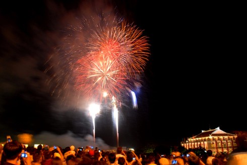 Cả 3 miền hân hoan đón thời khắc giao thừa - ảnh 15