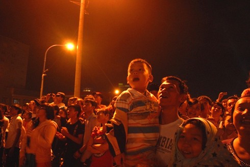 Cả 3 miền hân hoan đón thời khắc giao thừa - ảnh 23