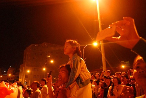 Cả 3 miền hân hoan đón thời khắc giao thừa - ảnh 24