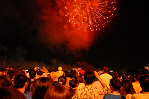 Cả 3 miền hân hoan đón thời khắc giao thừa - ảnh 27