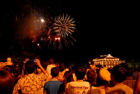 Cả 3 miền hân hoan đón thời khắc giao thừa - ảnh 26