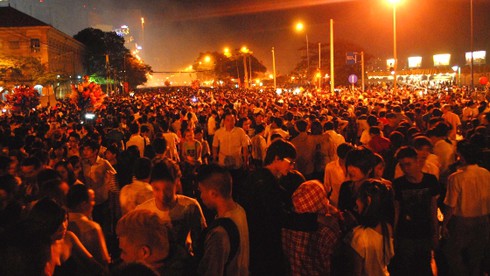 Cả 3 miền hân hoan đón thời khắc giao thừa - ảnh 28