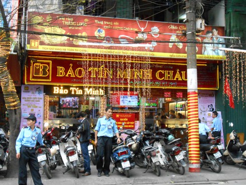 Người dân chạy đua bán vàng theo đà giảm giá - ảnh 1