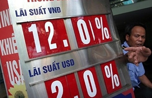 Lãi suất hạ, tiền vẫn