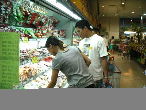 Sức mua hàng tiêu dùng nhanh trên thị trường đang có xu hướng giảm. Ảnh: N. M