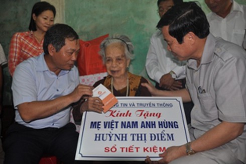 Bộ trưởng Nguyễn Bắc Son thăm TT nuôi dưỡng người có công và bà mẹ VNAH - ảnh 7